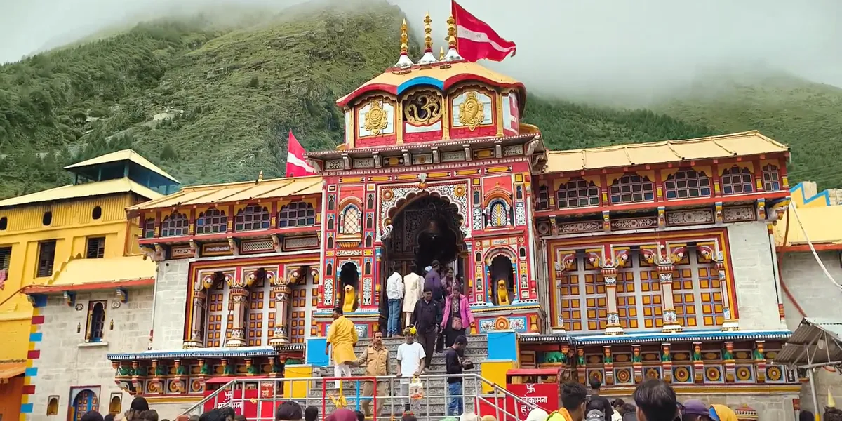 badrinath temple architecture style combination of himalayan architectural style with buddist vihara
