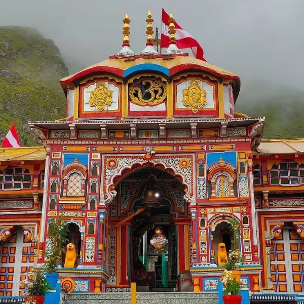 Badrinath Temple history and architecture surrounded by Nar-Narayan Himalayan peaks