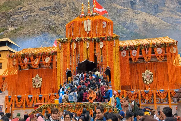 badrinath temple external facade view