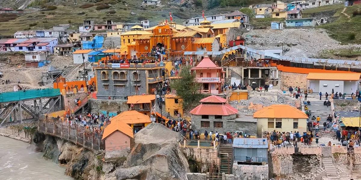 badrinath temple wide view image