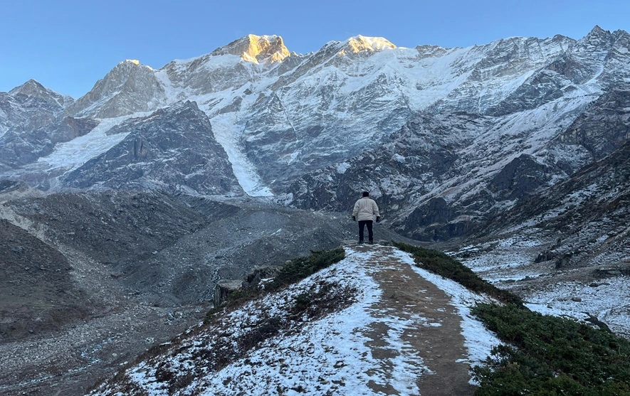 Beautiful view of snow capped mountain around kedarnath temple during the best time to visit to kedarnath