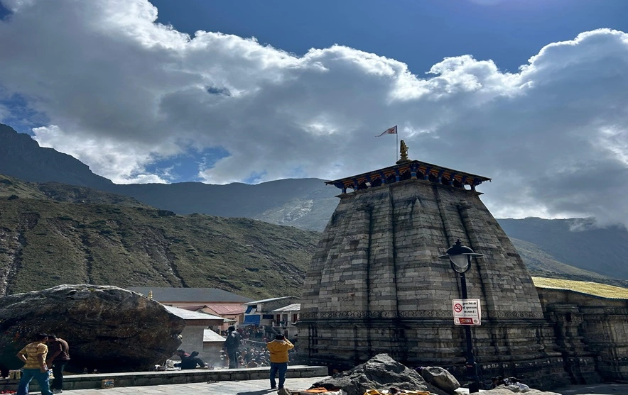 Clear sky view near Kedarnath temple, best time to visit to kedarnath temple
