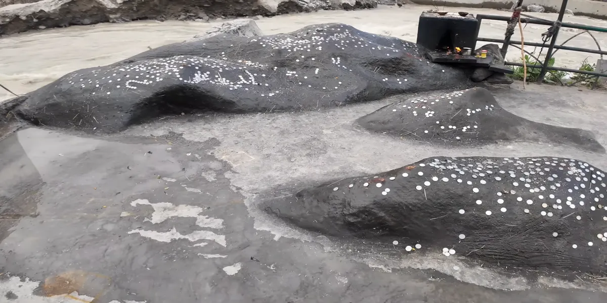 brahma kapal ghat in badrinath a sacred site to perform rituals for ancestors