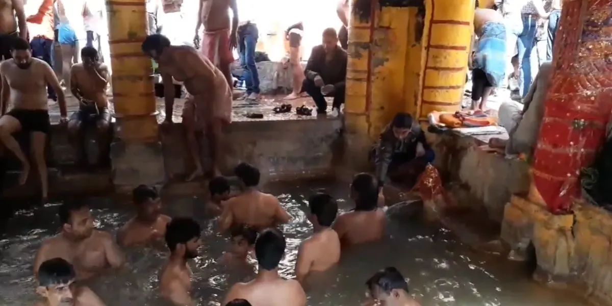 tapt kund natural hot water spring near badrinath