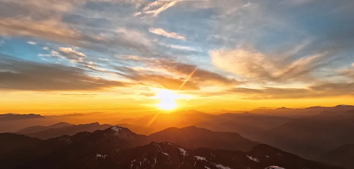 Sunrise view over the Himalayan peaks from near Chandrashila