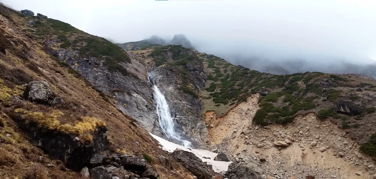 madhuganga waterfall image along the trek route to chorabari tal