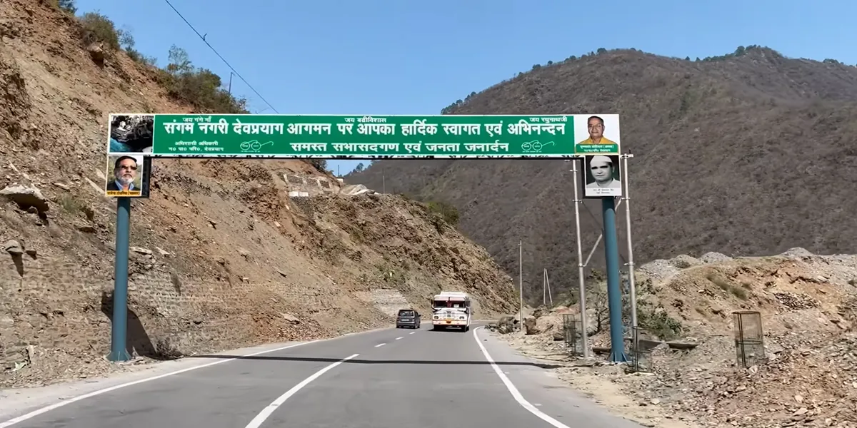 devprayag enterance board in uttarakhand on road route
