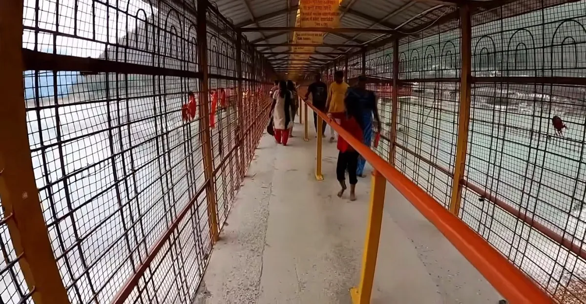 inside view of foot over bridge on alaknanda river for Dhari devi temple