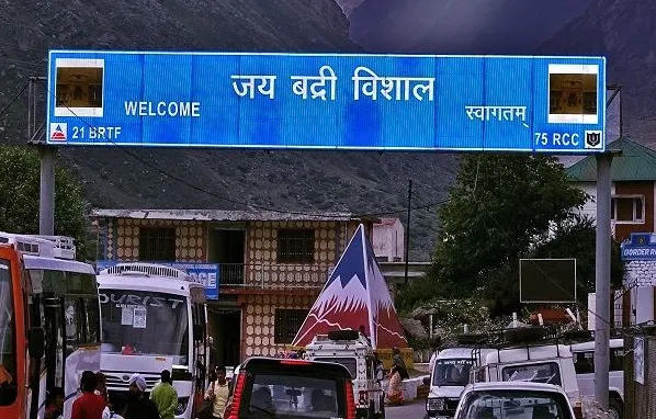 welcome board at teh time o entring in badrinath from rishikesh