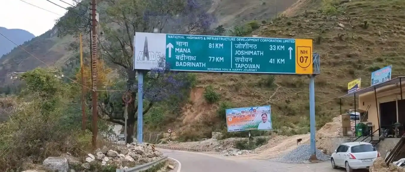 badrinath, mana village, joshimath distance board displayed on road from Haridwar to Badrinath