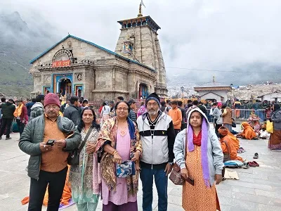 pilgrims travelled to Kedaranth from delhi, posing in front of the temple