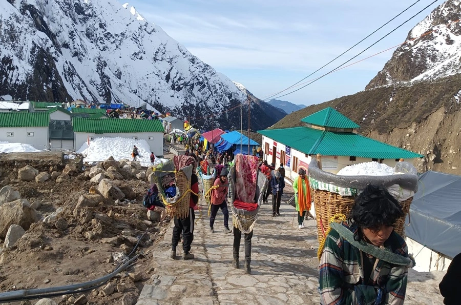 Kedarnath Kandi service near kedarnath temple