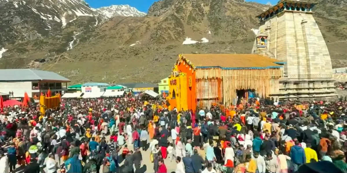 huge crowd waiting for darshan at kedarnath temple 