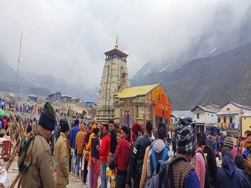 Line at kedarnath temple 