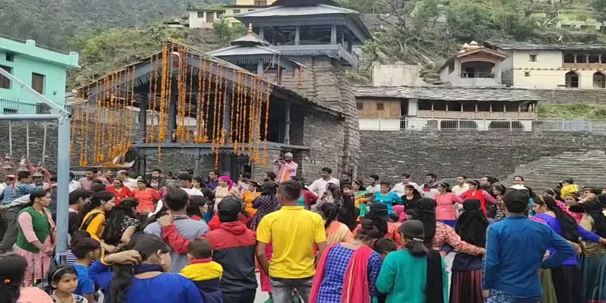 lakhamandal temple during festivals like mahashivratri and sravan