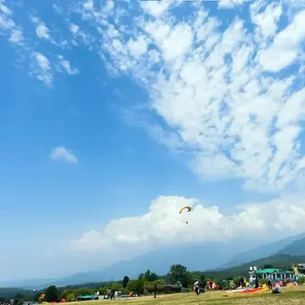 Paragliders over the Bir landing site