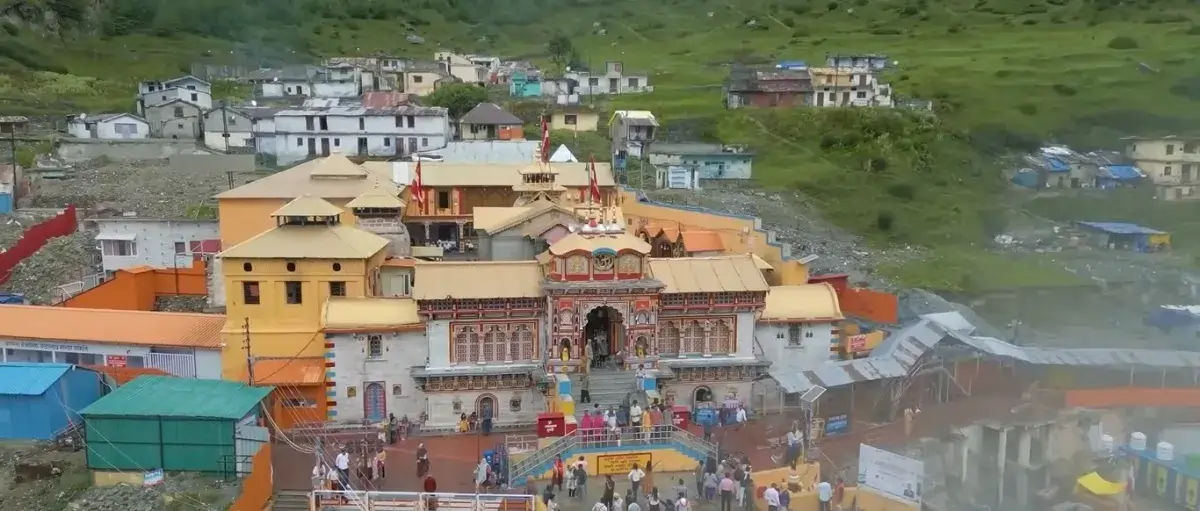 beautiful view of badrinath temple