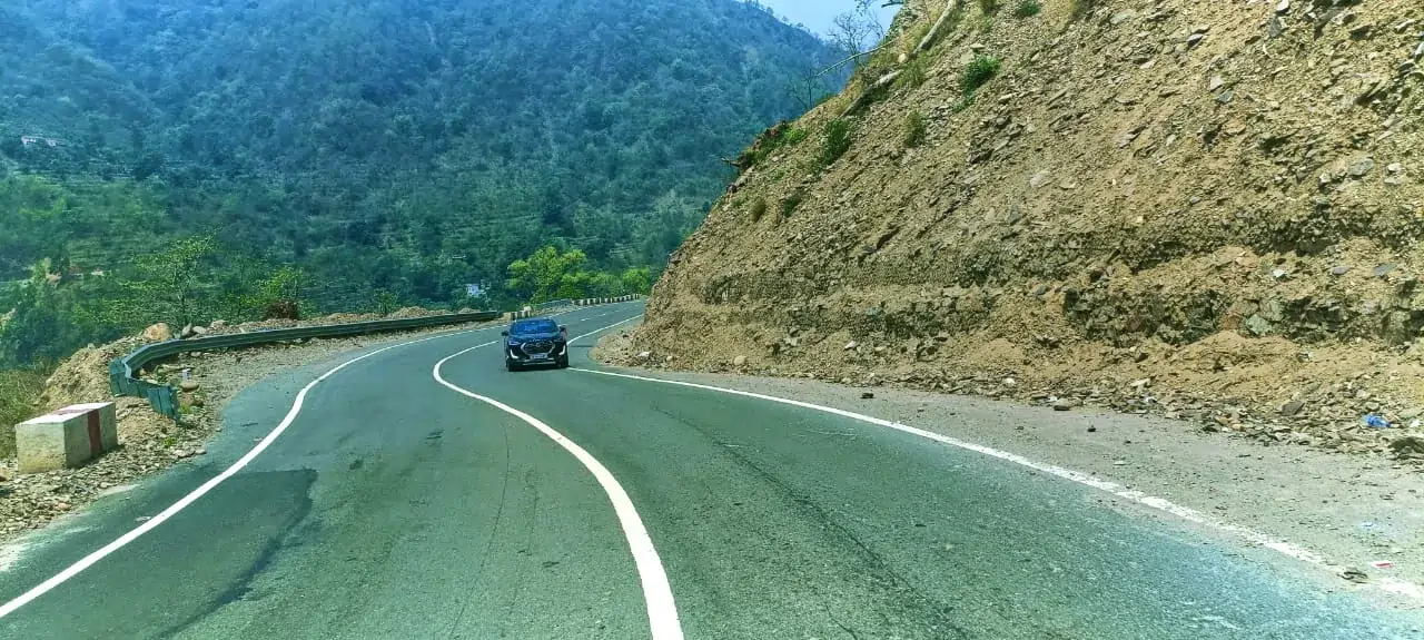 road view after haridwar by car while travling to badrinath from mumbai