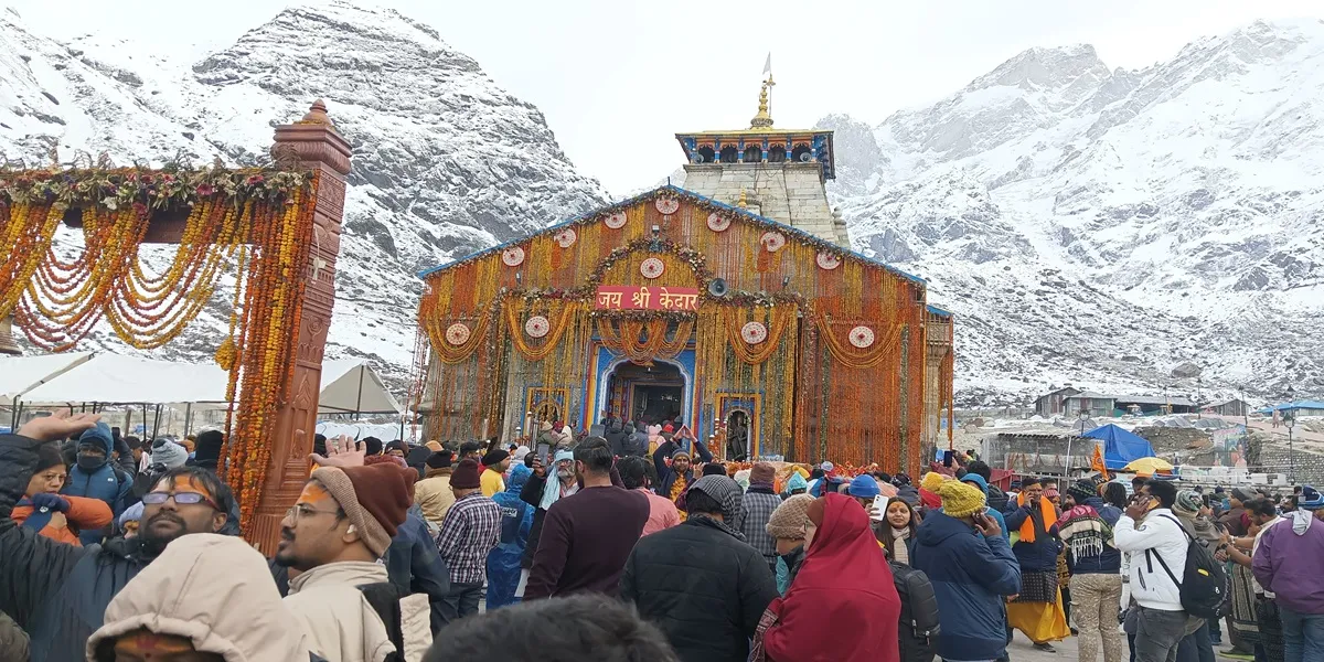 kedarnath temple wide view of surrounding himalayas covered in snow