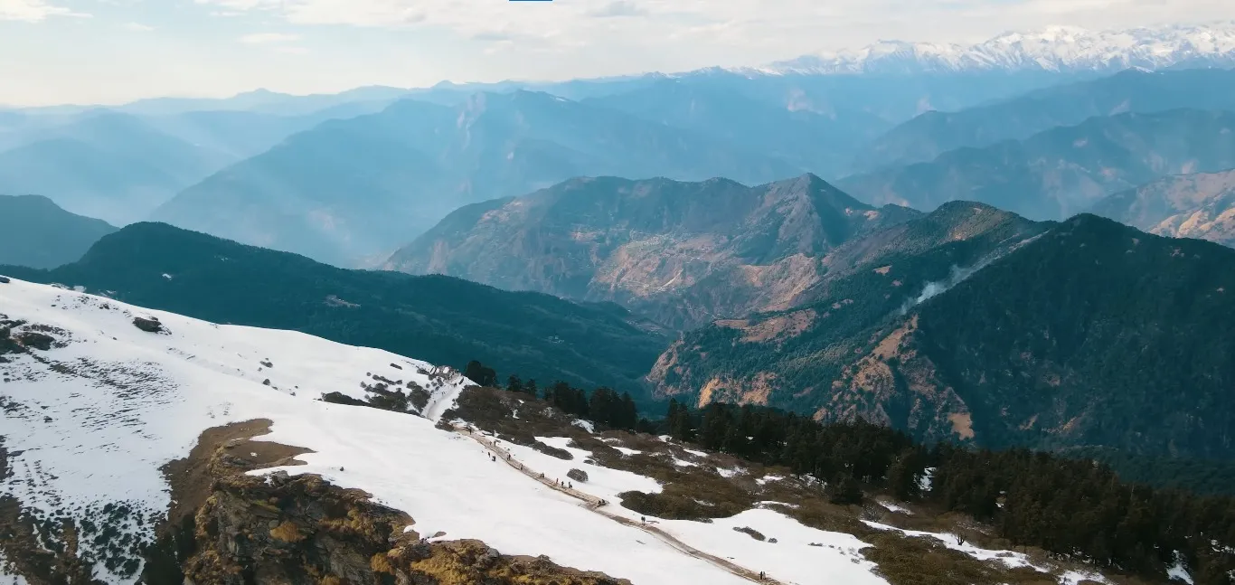 beautiful view of snow covered trails of chopta tungnath trek