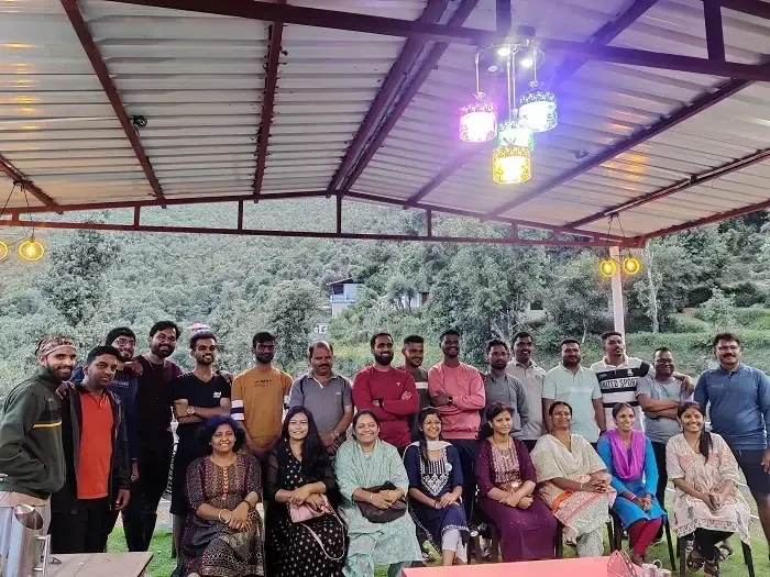 Large Manchala Mushafir group at the stay on a Tungnath trek