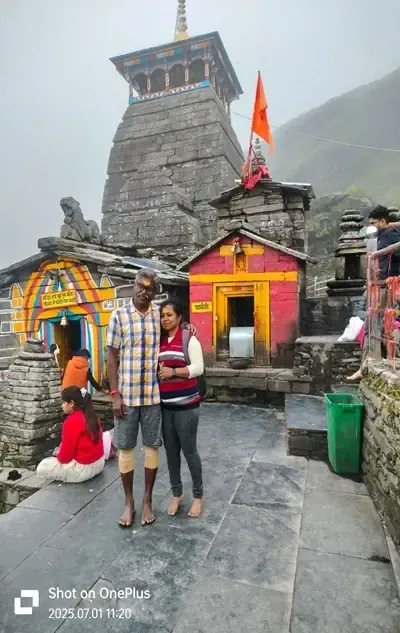 Two trekkers in front of Tungnath temple