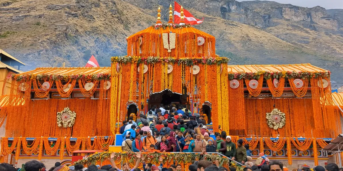 badrinath temple near tapt kund the main temple