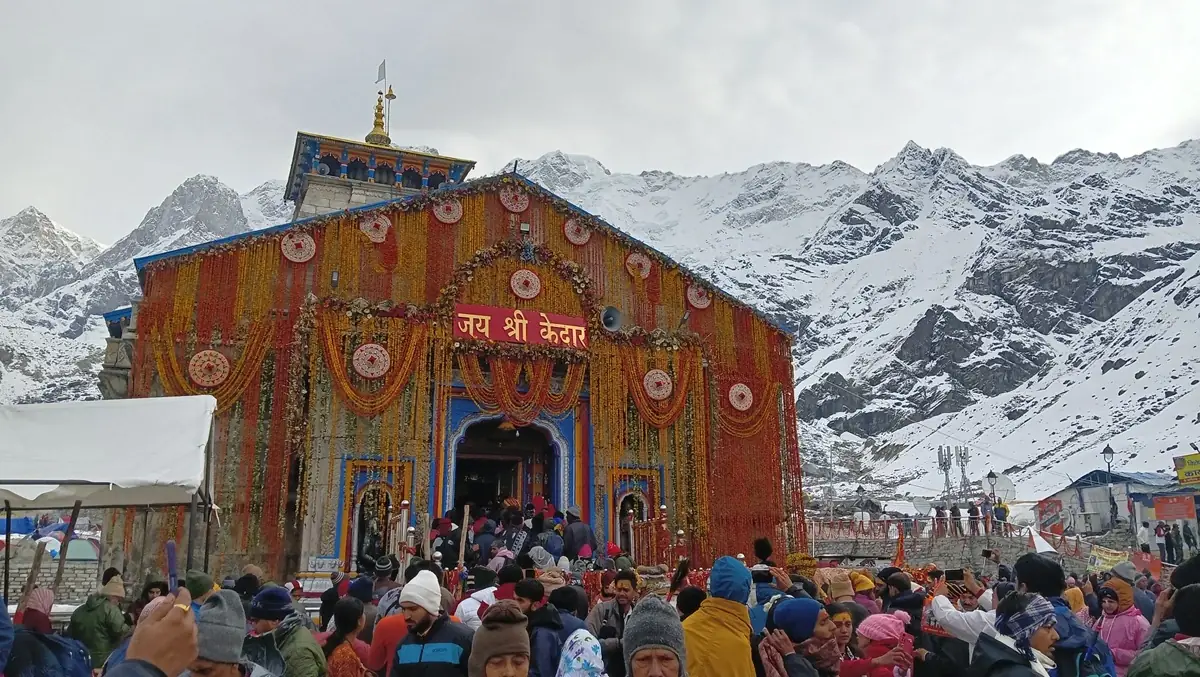 front view of kedarnath temple and gate