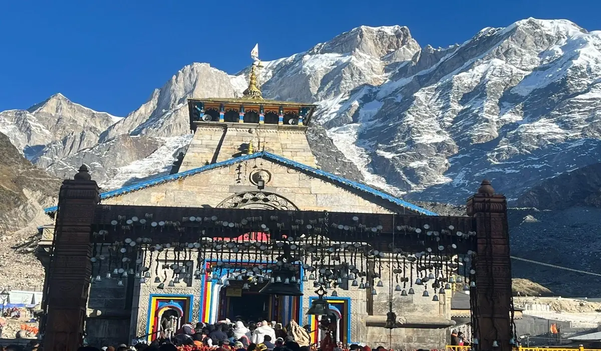 image of front gate and welcome gate at kedarnath temple