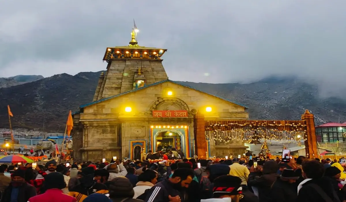 night view of kedarnath temple and beautifully decorated temple gate