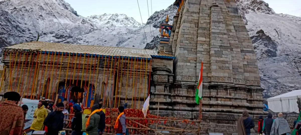 side view of kedarnath temple and it's side gate