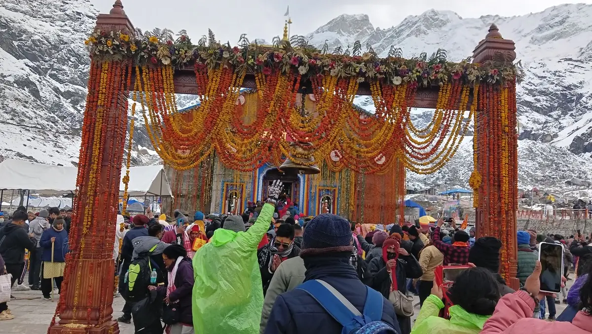 beautifully decorated, kedarnath temple and gate