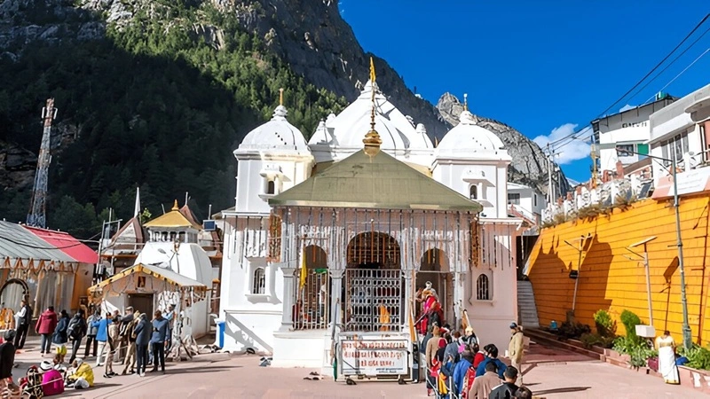 Gangotri temple - view of pilgrims waiting outside the temple for darshan