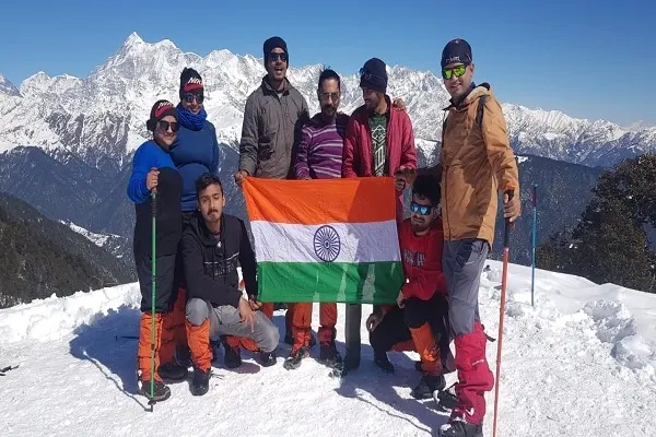 Brahmatal trek summit view and trekkers of manchala mushafir posing after successful completion of Brahmatal trek 