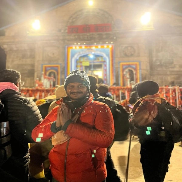 Customers of Manchala Mushafir Posing outside the Kedarnath temple after completing Char Dham yatra packaged tour