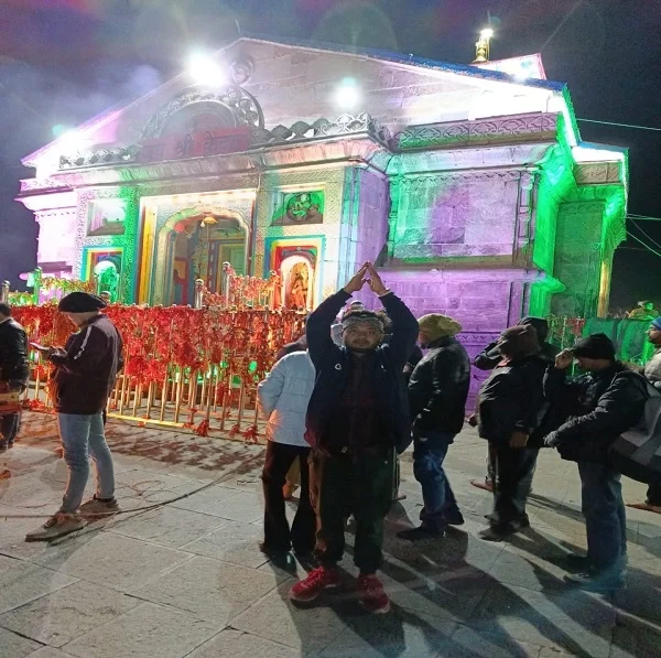 Kedarnath temple beautiful view during night time | book your package of char dham with manchala mushafir