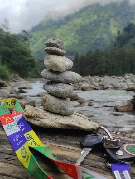 A beautiful scene of river flowing between mountains at the Chopta Tungnath Trek