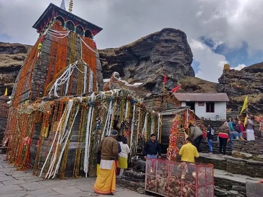 People praying in front of the chopta Tungnath temple