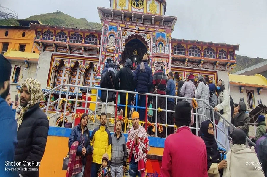 Badrinath temple group photo during do dham yatra