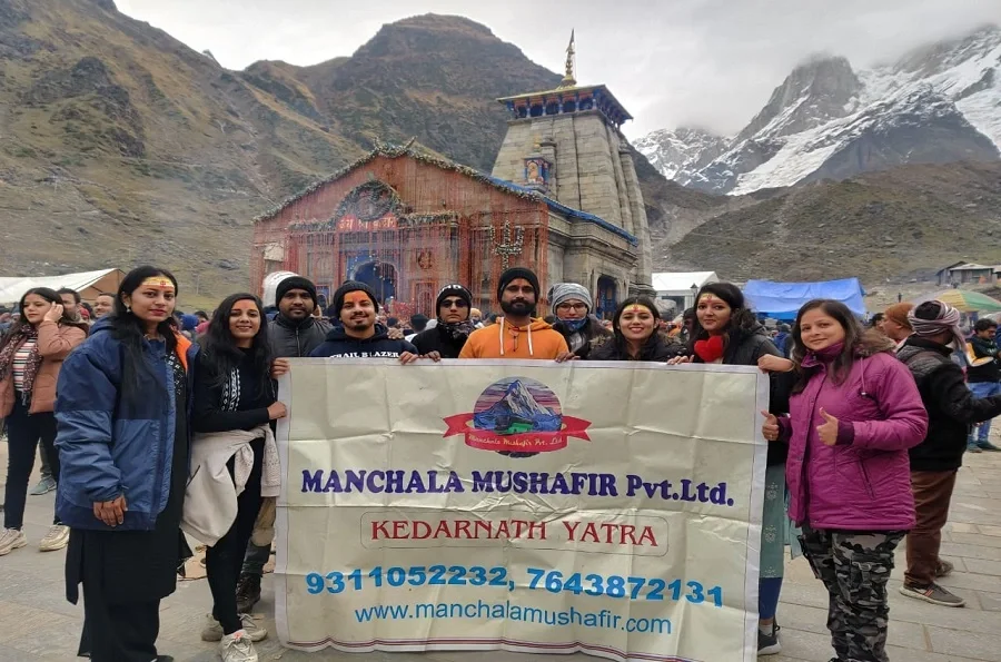 Group photo of Manchala Mushafir at Kedarnath temple