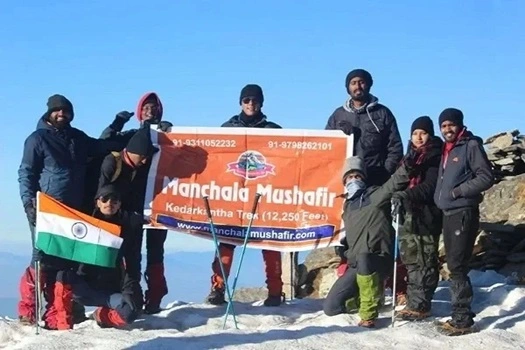 group of people at kedhrakanth trek with indian flag