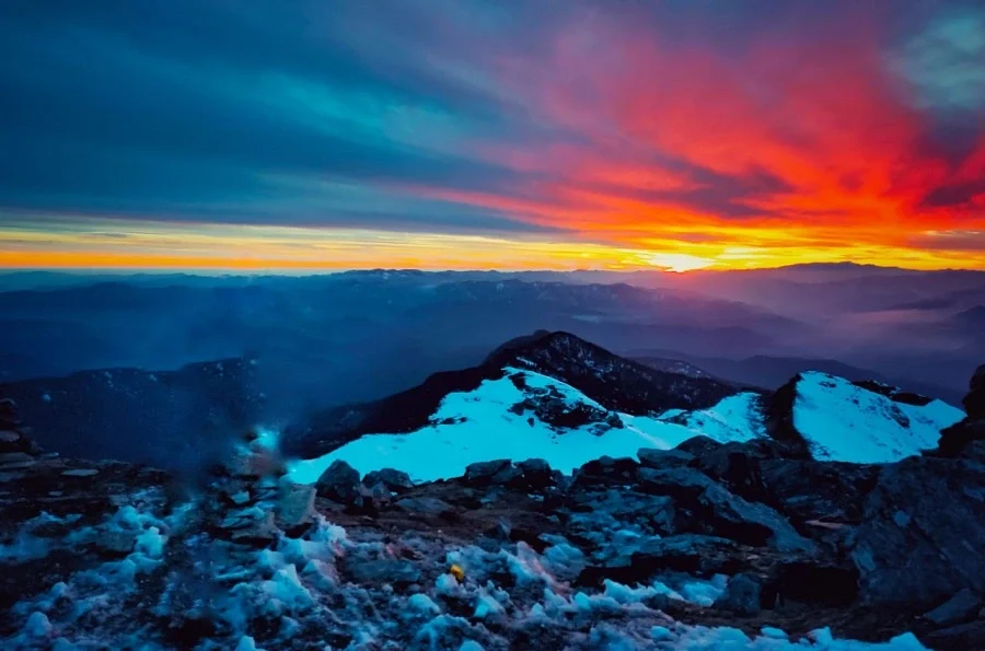 Amazing view of Sunrise from Kedarkantha trek top. Beautiful sunrise from Kedarkantha trek