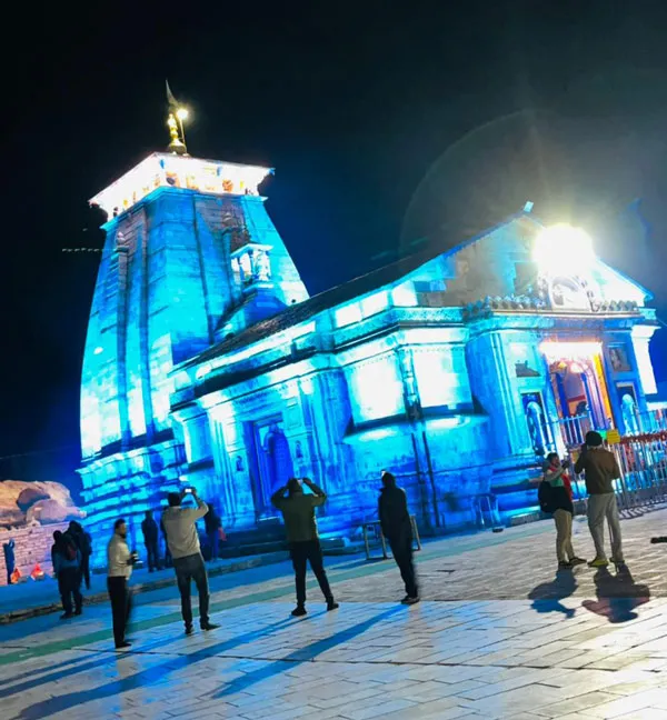 Night view of beautiful Kedarnath temple. Book kedarnath yatra package with Manchala Mushafir for best service and reasonable cost