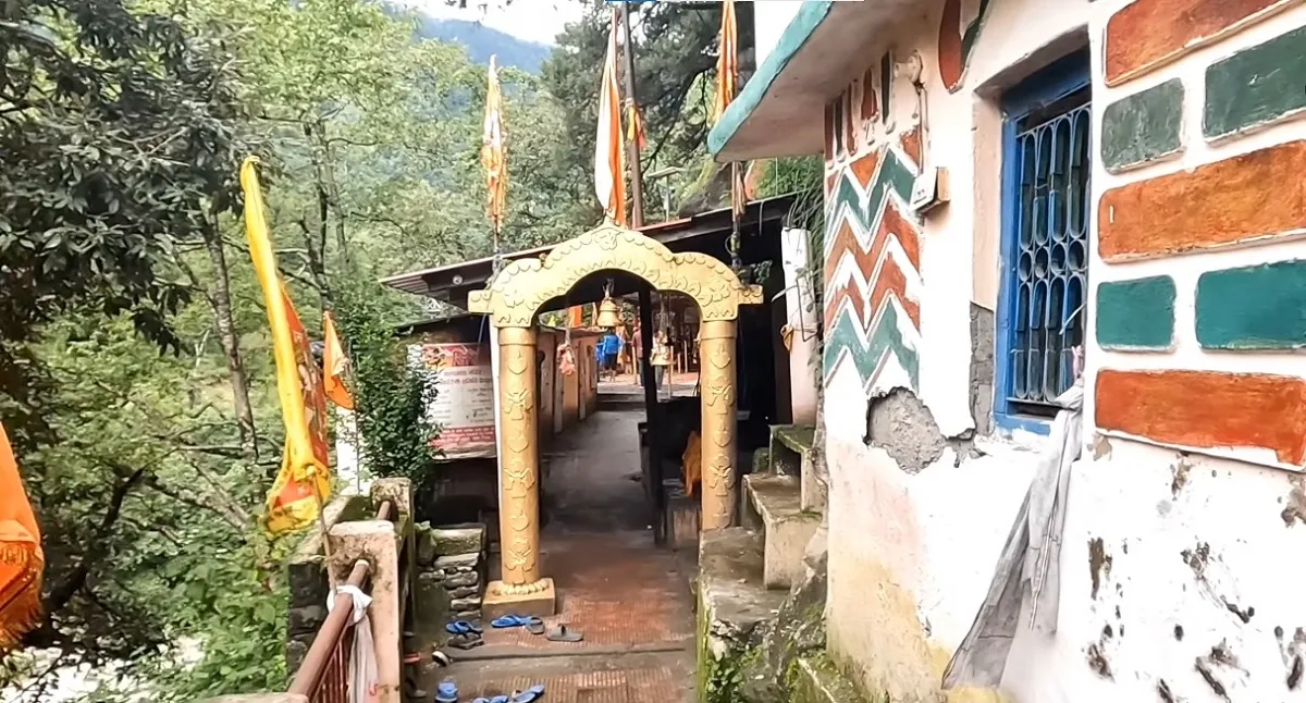 Painted village gateway and prayer flags on the path to Kalpeshwar temple