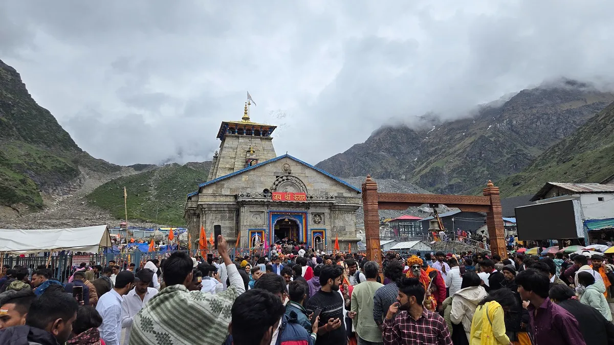 Pilgrims gathered in front of Kedarnath Temple during the yatra season