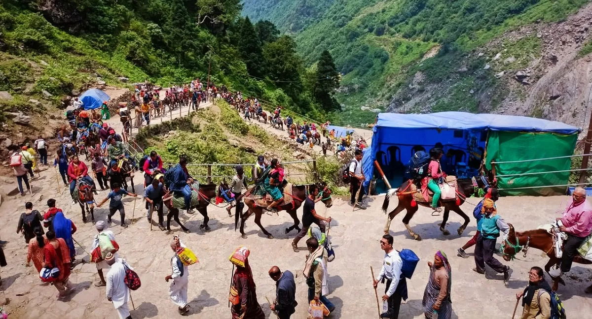 Pilgrims and ponies on the Kedarnath trek route, with stalls along the trail