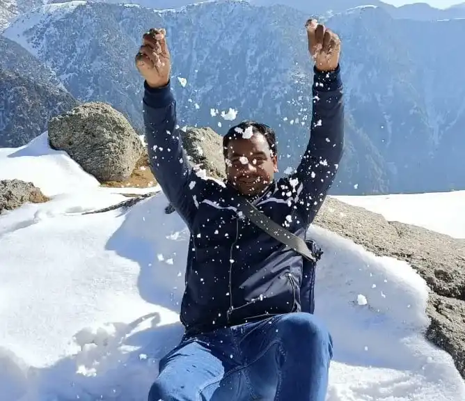 Trekker of Manchala Mushafir playing with snow at laka glacier trek