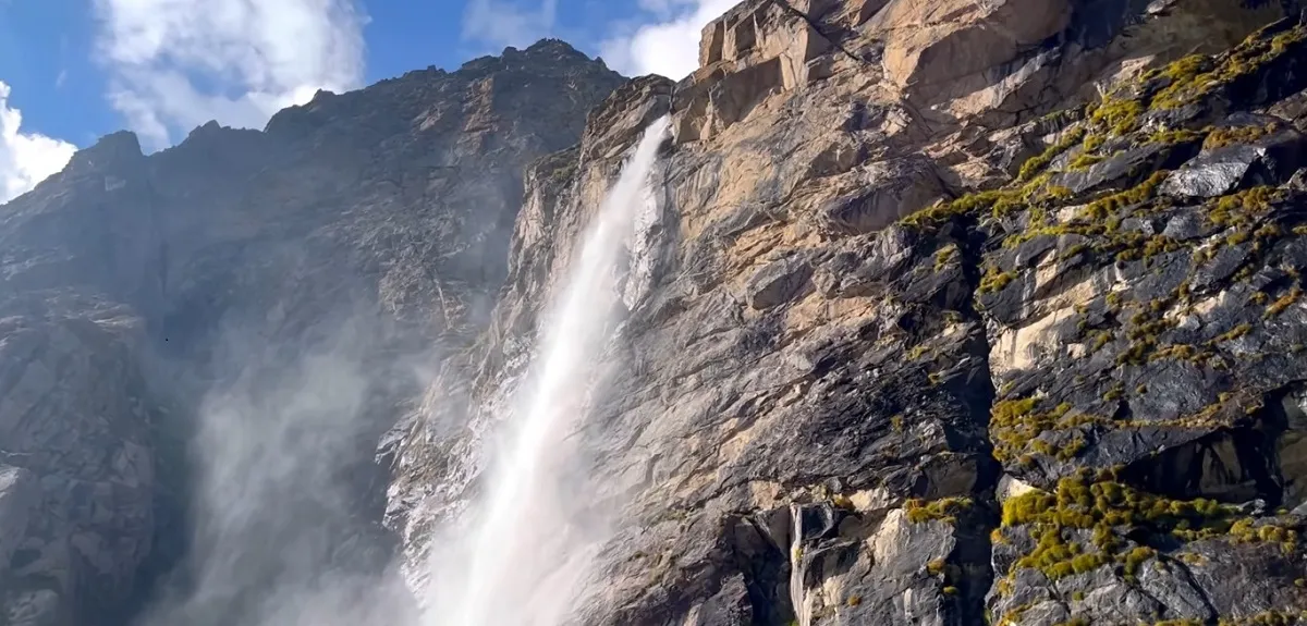 vasudhara waterfall photo