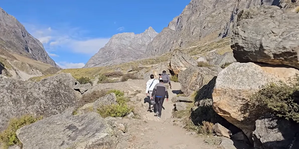 vasudhara falls trek route through himalayan ranges