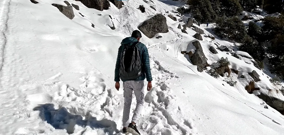 triund trek in winter